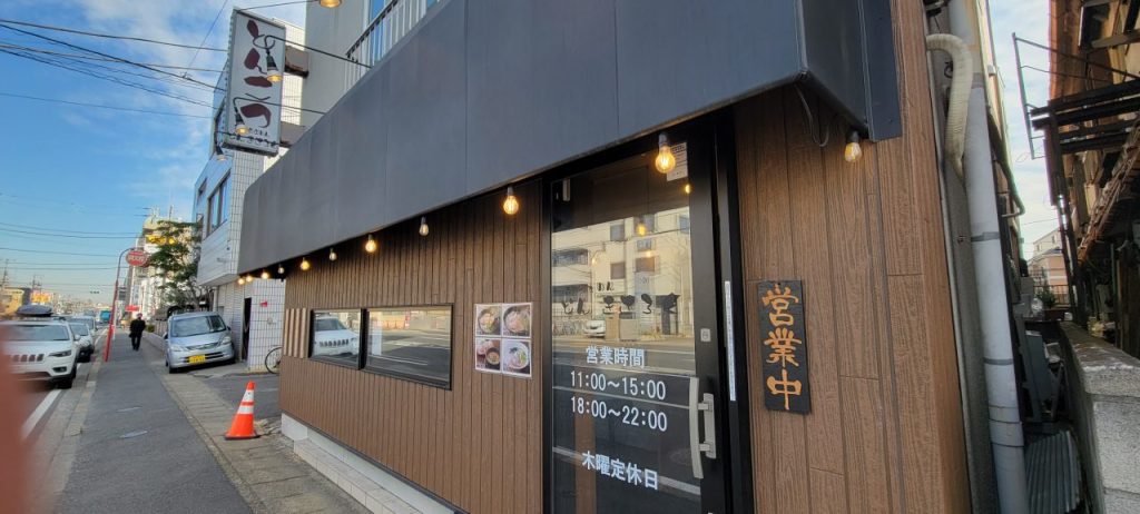 看板から堂々と「とんこつ」の文字が！濃厚なとんこつラーメンが食べれそうです！