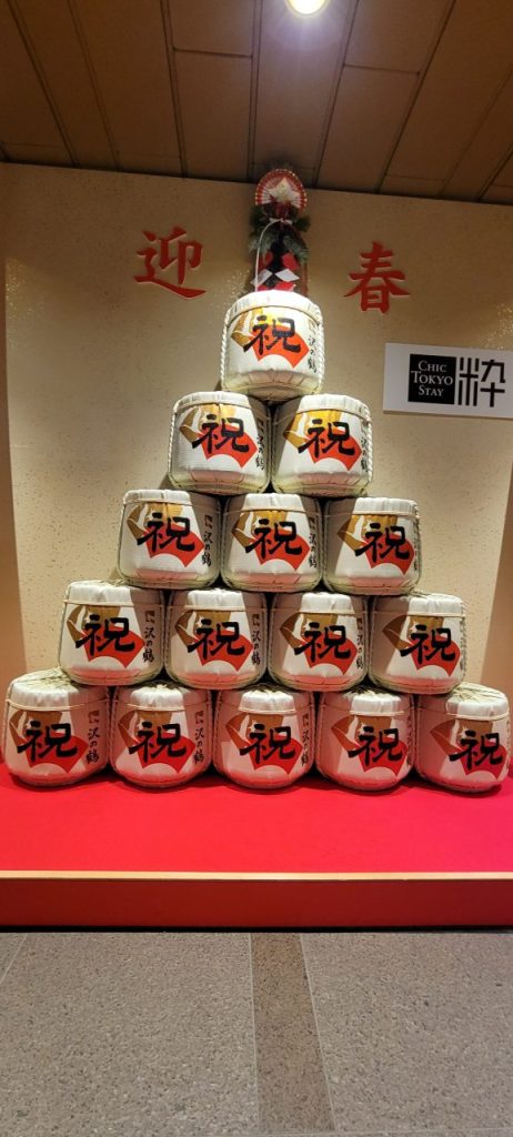 ロイヤルパークホテルの入り口には縁起物の祝い樽のピラミッドが!今年最後の縁起物