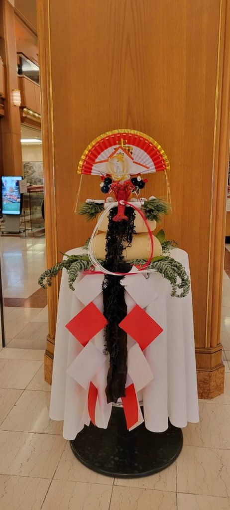 ロイヤルパークホテルの中にはいきなりの特大鏡餅の飾り物がありました。