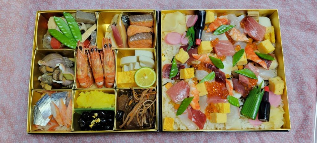 お寿司屋さんらしい豪華な2段おせち料理です。