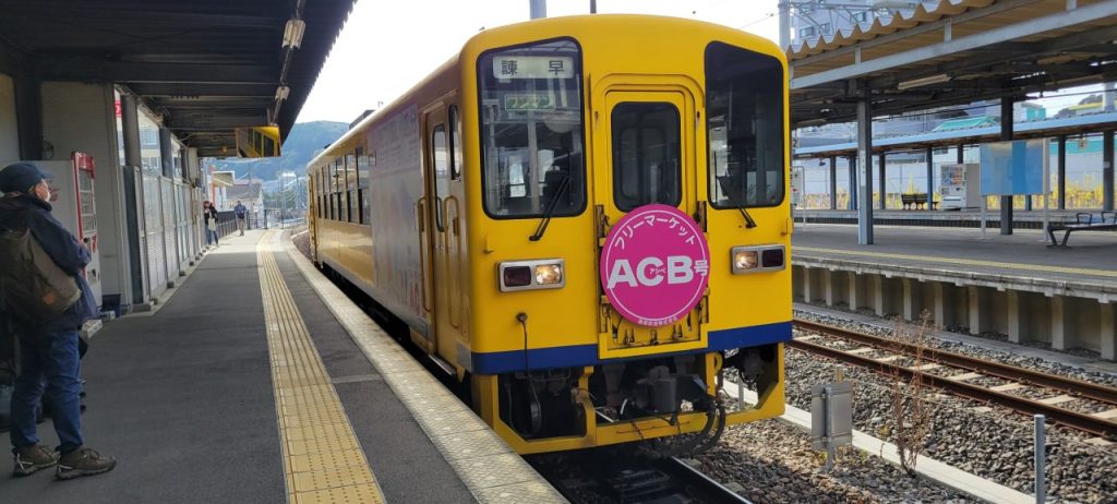 島原鉄道は黄色の電車で幸せの色で良いですね。