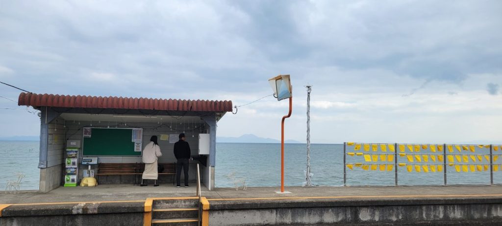 日本で一番海に近い駅「島原鉄道の大三東駅」