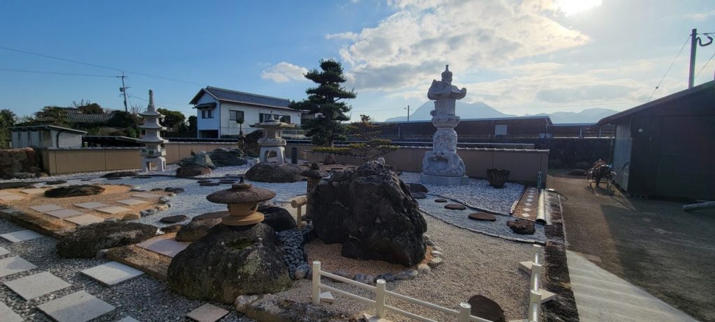 半年ぶりに妻の実家に来ましたが庭の日本庭園がさらに進化してました