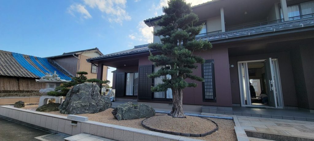 表庭には大きな灯篭が!