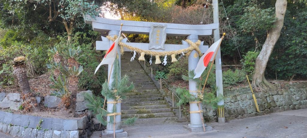 一番近くにある神社の温泉神社に到着です
