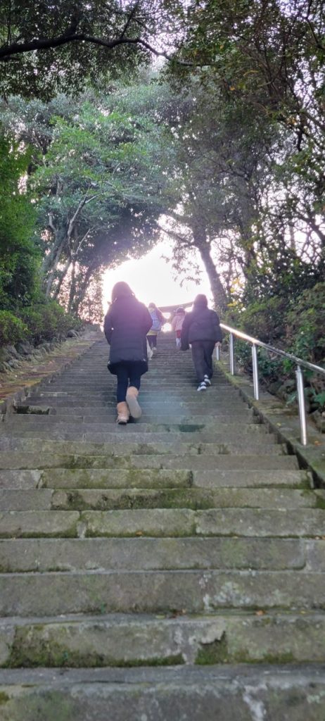 長い階段の上に!お参りする温泉神社があります。
