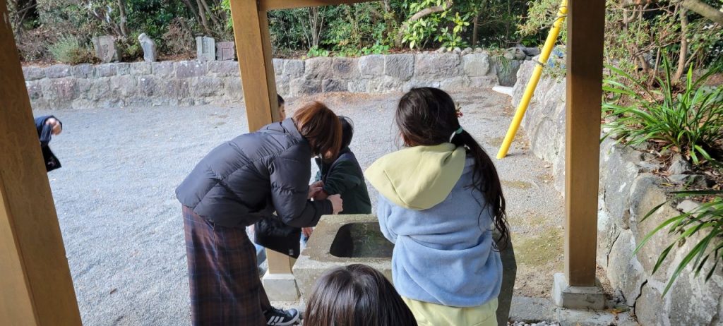 お参りする前にお清めです!