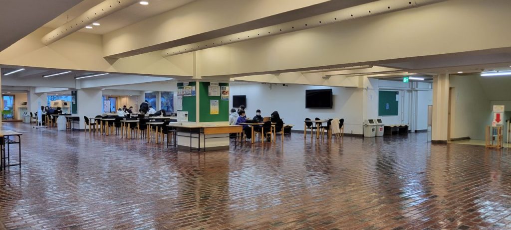 10号館の中庭のように、いつも学生でいっぱいのラウンジも学生がほとんどいません