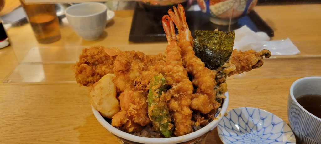 凄くないですか???このボリュームは!アナゴは飛び出してます