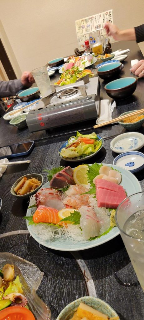 美味しそうなお刺身と馬刺しが並びます!とても美味しそう