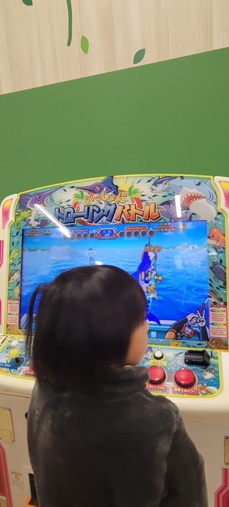 長男は途中で飽きて違うゲームへ!やっぱり釣りゲームなのです