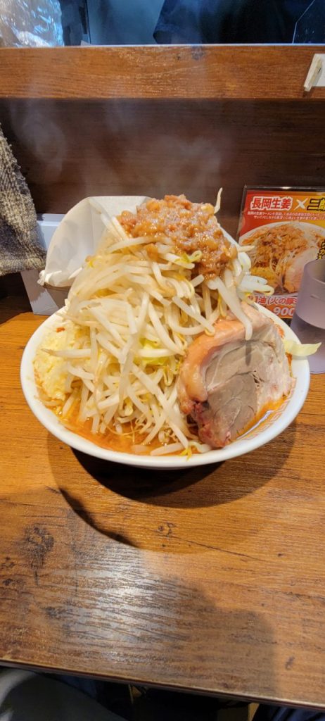 やはりすごいボリューム！それよりも初めて食べました限定ラーメン（海老）物凄い海老感で美味しかった。