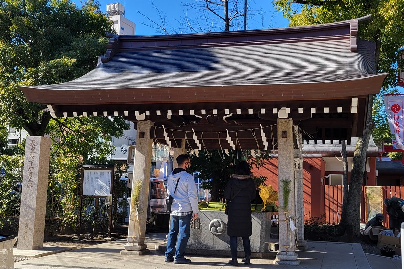 お清めになんと鳳凰が!やはり富岡八幡宮は違いますね