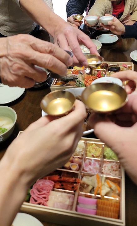 みんなで乾杯です。ここからがお正月の宴会スタートです。