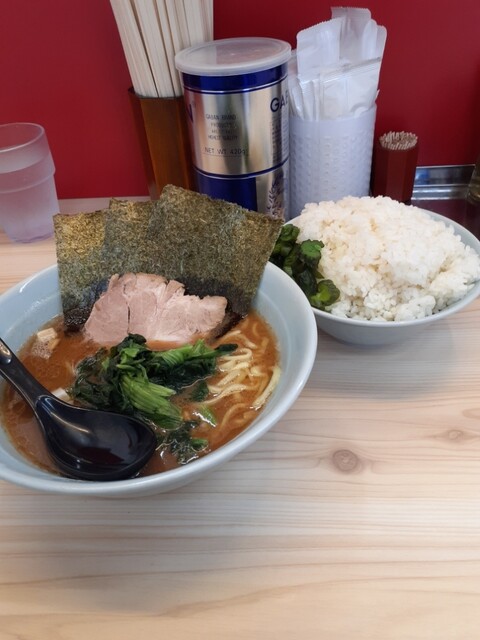 並ラーメン+大盛ライス!見てくださいスープの濃さを!これが武道系ですよね。