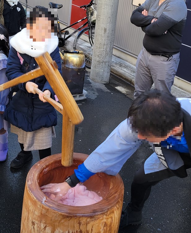 子供たちも頑張ってお餅をついています。子供が頑張っていると応援したくなりますよね