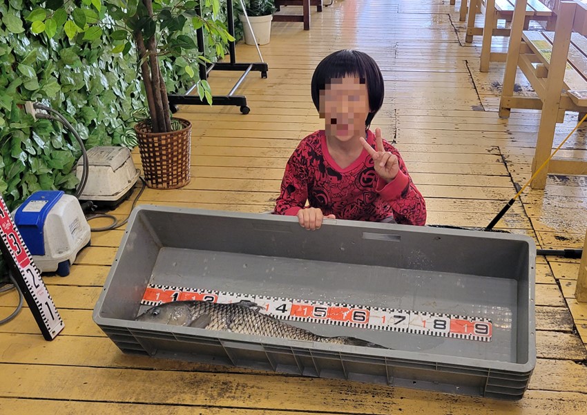 大物賞2匹目はさっきより大きい77cmをゲット!なんと月間ランキング2位!お店の人もビックリするような結果でリベンジ成功(^^)/2回目の経験でこんなに釣れるのは凄いとお店の人もビックリするぐらいでした