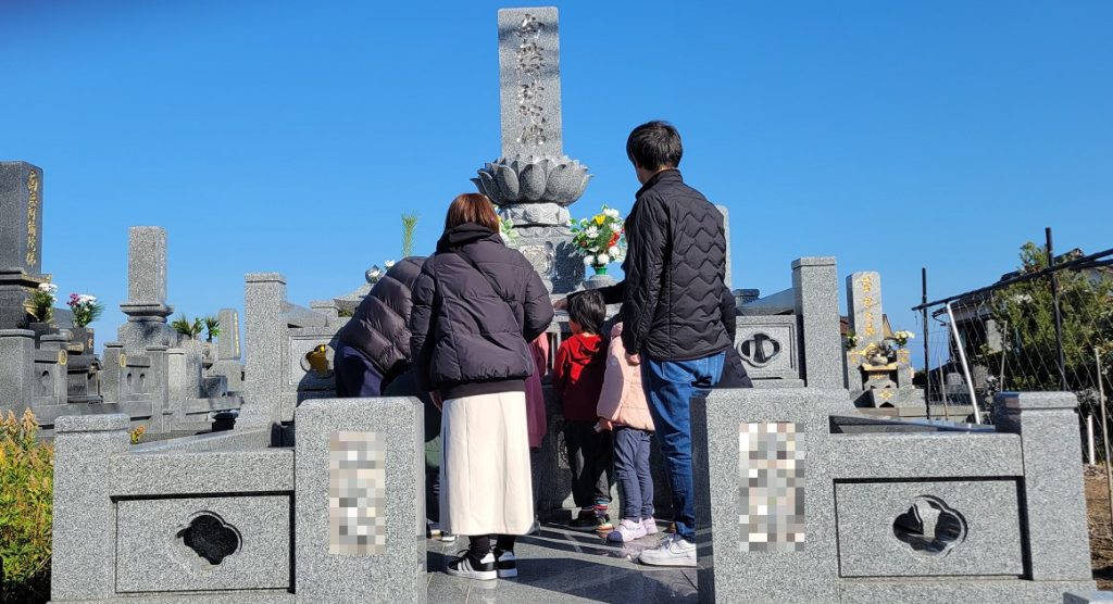 義母が眠るお墓ですが、義父は本家なのでご先祖様にもお墓を移動して頂いたとの事でした。