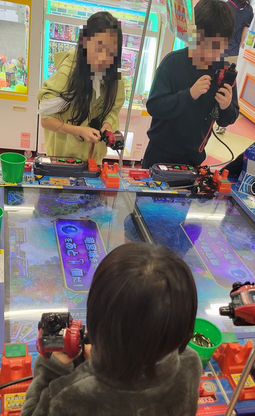 長女も負けじと大物ゲット!金魚すくいで減った枚数を釣りスピリッツで取り戻しています