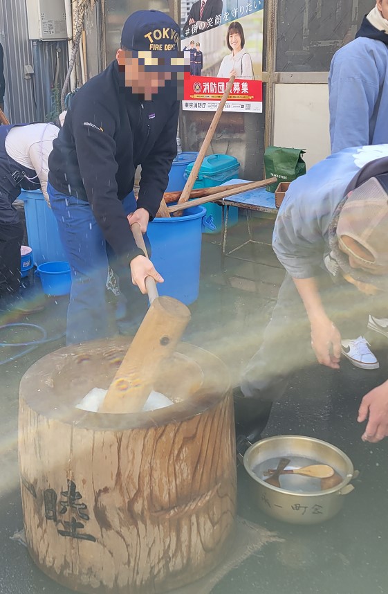 消防？消防団？分かりませんが力強くお餅をついています