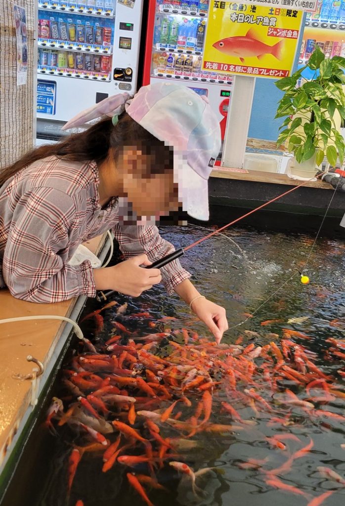 見てください!餌をつけて竿を下ろすだけでも近業の群れが・・・
