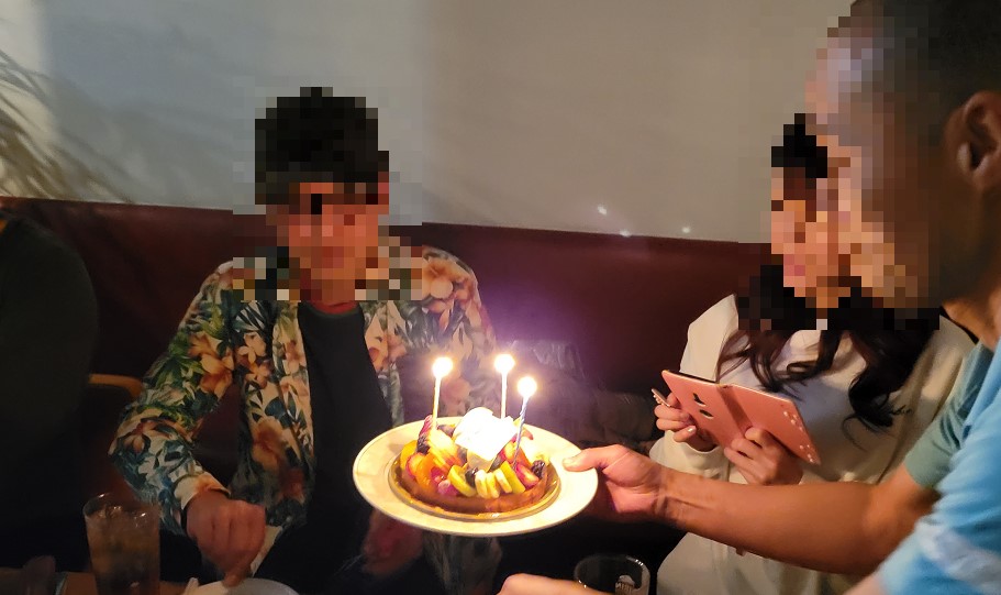 今回は一人のメンバーが誕生日でしたのでサプライズでお祝いを!