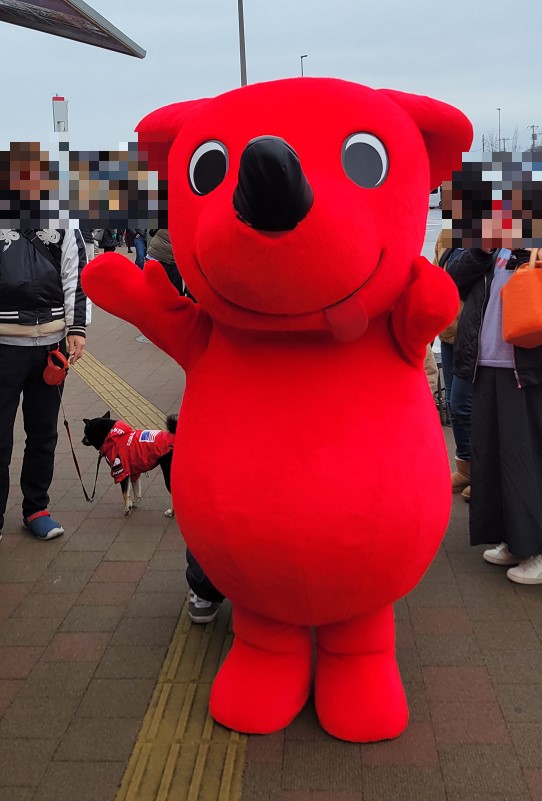 チーバ君が子供たちを引き連れて応援に来てくれました。さすがチーバ君。子供たちに大人気!