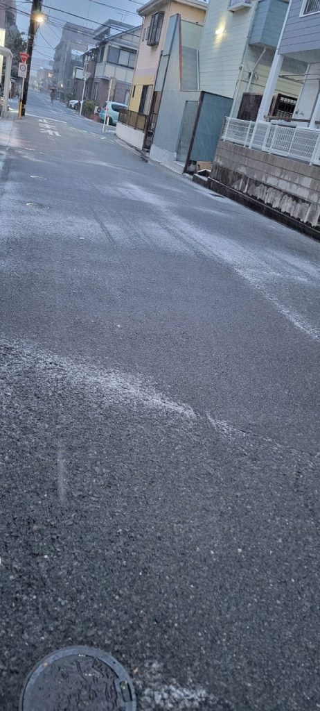 道路にもうっすらと雪が積もっています