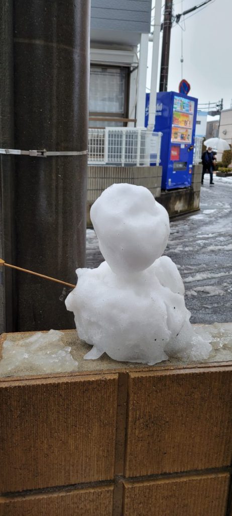 昨日、子供たちが作った雪だるまは可愛そうな姿に