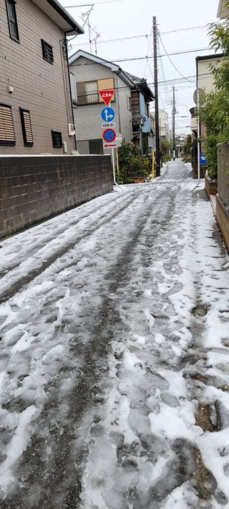 路地はもっとヤバい事に・・・みなさん転ばないように気を付けてくださいね。