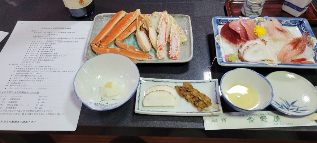 一人一人の前には美味しそうな料理が並びます。