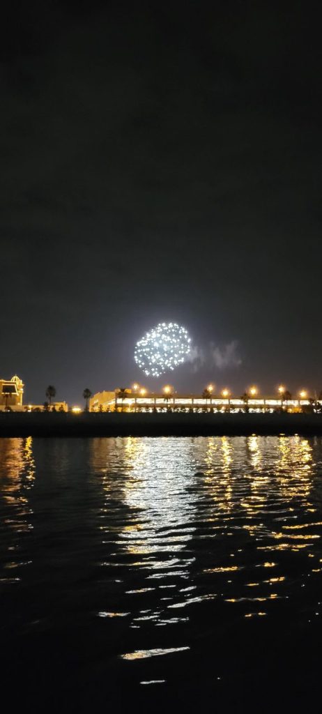 舞浜のディズニーランドの花火が綺麗です(^^♪花火の後は宴もたけなわですが終了に向かい陸に戻ります