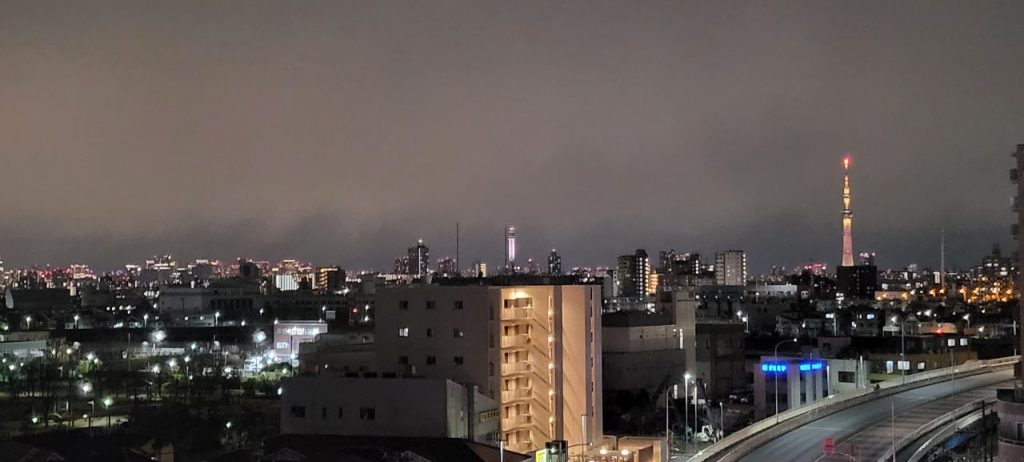なんとバルコニーからはスカイツリーと東京タワーが同時に見えます(^^♪しかもディズニーランドの花火も毎日見れるとの事で最高のロケーションですね