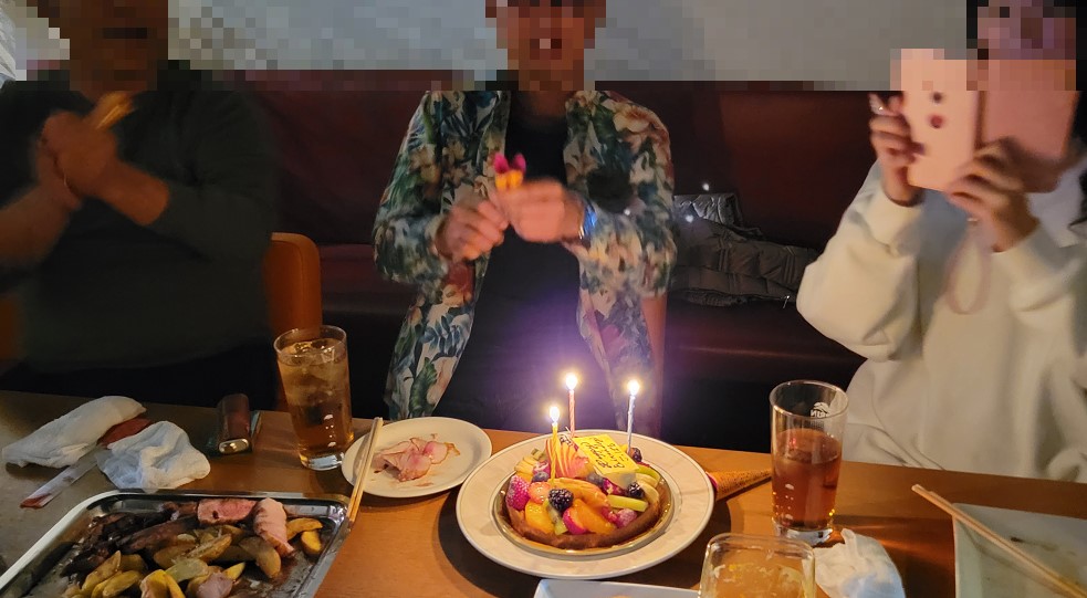 ハッピーバースデーを歌いながらクラッカーまで!