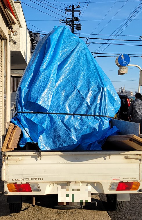 山車は当日運ぶのでブルーシートでしっかりカバーします!これで汚れないかな?