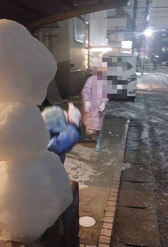 部屋に戻るのかと思いきや雪合戦が始まりました!子供は元気だね
