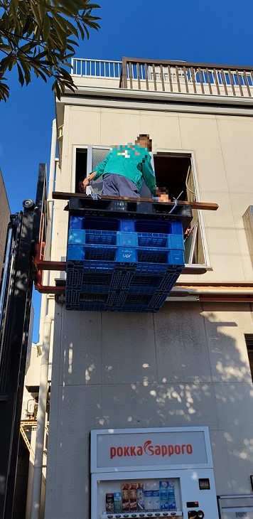 山車は倉庫2階に!窓を外して搬出します!落ちないように気を付けて!