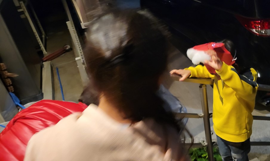 小鬼にも「鬼は外!福は内!」長女の攻撃を受けて逃げて行きました。