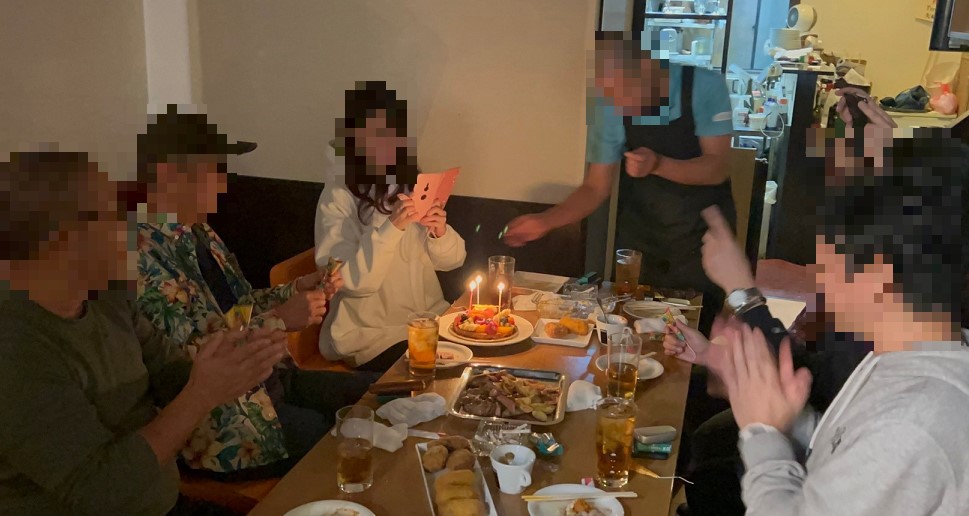 メンバーみんなで誕生日のお祝いをさせて頂き盛り上がった一次会も終了！まだまだ盛り上がりが止まらないので２次会へ