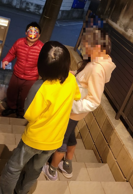 赤鬼が玄関から攻めてきた!子供たちよ豆で撃退だ