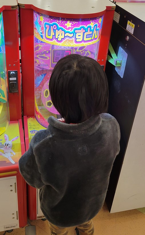 飽きてきた長男は新しいコインゲームを試してました