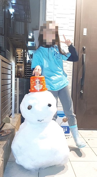 なんと次の日にはこんなにも大きな雪だるまを!雪を無駄にせず楽しむ姉弟でした
