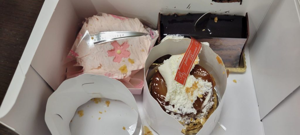 みんなに渡す前に手が滑り落してしまい綺麗なケーキが悲惨な事に!ごめんなさい