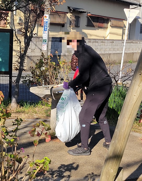 本日は雑草もまだ伸びていないのでゴミ拾いが中心の公園清掃です