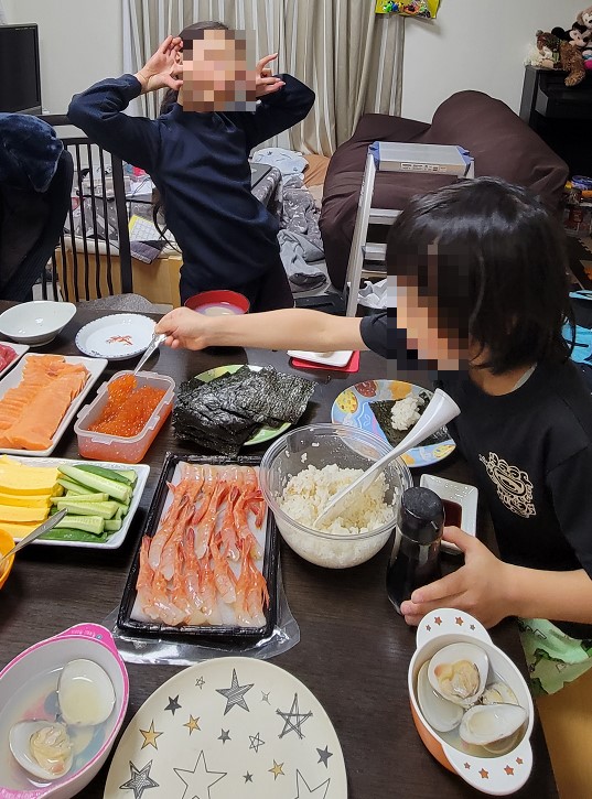 手巻き寿司は大好きなので二人とも大喜びで食べてます