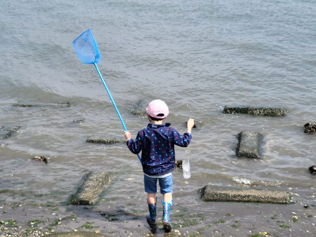 魚を捕まえる罠をもって魚を捕まえに頑張ろうとする長男！可愛い