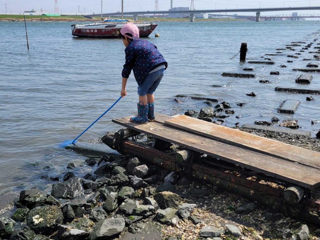 網をもって、飛んでいる魚を捕まえようとしますが、川の真ん中で飛んでいるので無駄だと思うのですが、その姿が可愛い