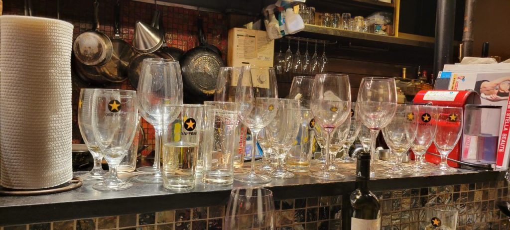いや~!たった3時間弱でこのお酒の量(^_^;)さらにワインボトル3本!さすがラクビー部は良く飲むな(^_^;)