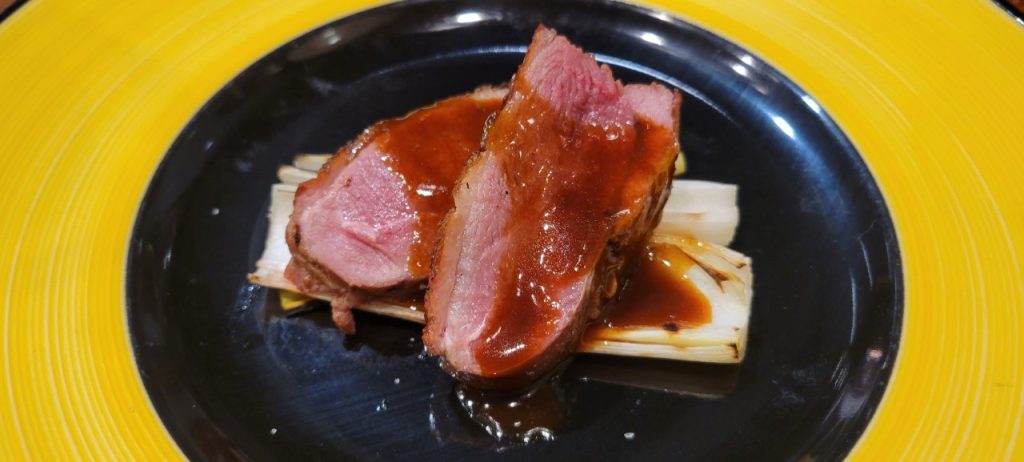 鴨料理ですがソースが絶品です!