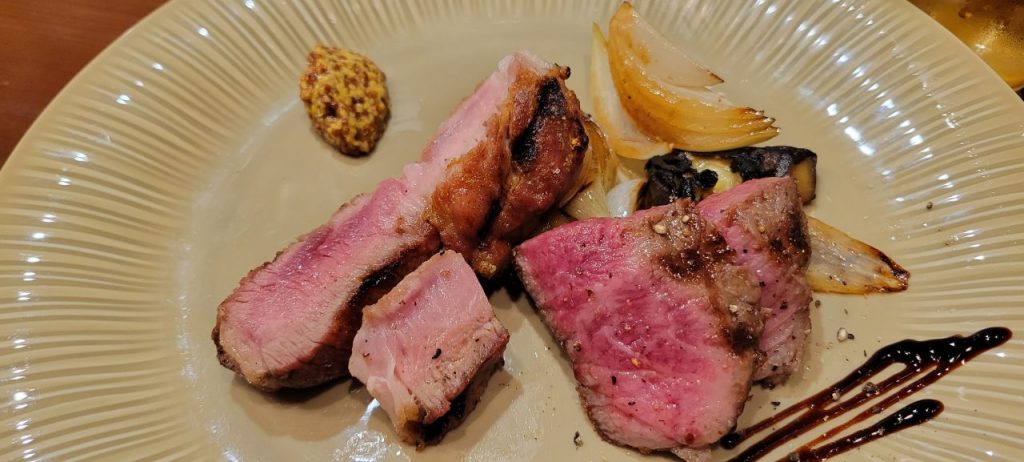 メインの肉料理2種!牛肉が柔らかくて美味しい